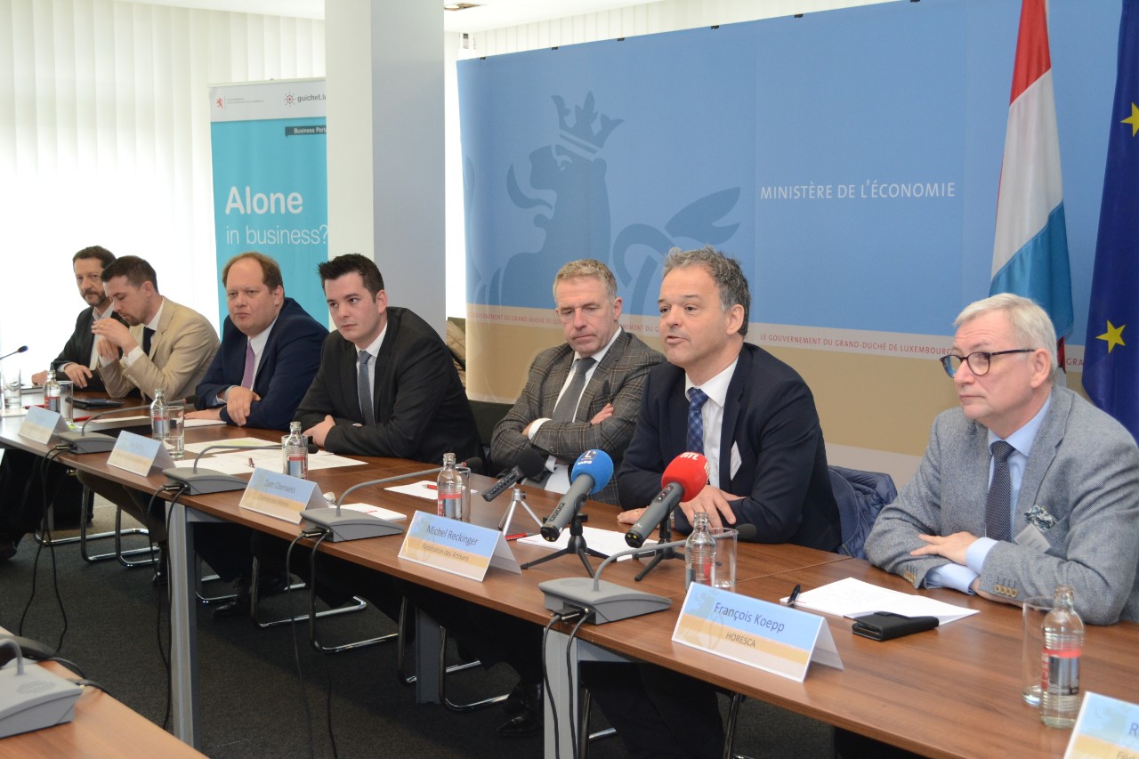 Lex Delles, ministre des Classes moyennes, au milieu, entouré des acteurs du secteur lors de la conférence de presse
