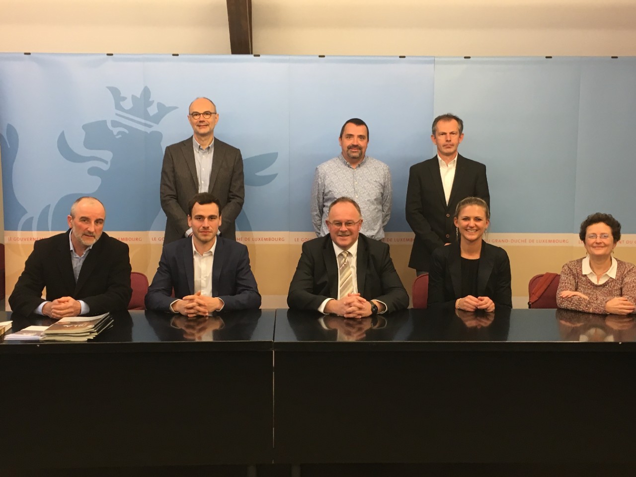 1ère rangée, assis, de gauche à droite: Jean-Louis Colling (IBLA), Charel Noesen (IBLA), Romain Schneider (Ministre de l’Agriculture, de la Viticulture et du Développement rural), Stéphanie Zimmer (Directrice de l’IBLA), Monique Faber-Decker (ASTA) 2e rangée, debout, de gauche à droite: André Loos (Premier Conseiller MA), Gerber Van Fliet (ASTA),Claude Felten (Président de l’IBLA)