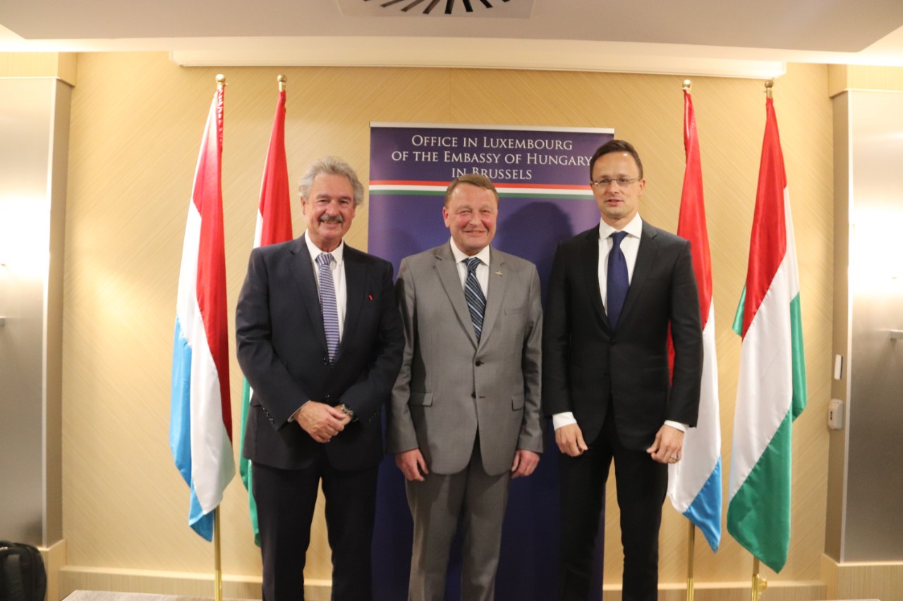 (de g. à dr.) Jean Asselborn, Jean Ries, consul général honoraire de la Hongrie au Luxembourg, Péter Szijjártó, ministre des Affaires étrangères hongrois