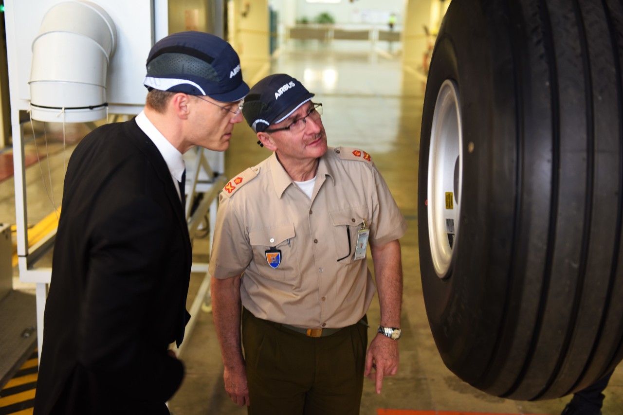 Le coordinateur général de la Défense, Gilles Feith et le général Alain Duschène, chef d'état-major de l'armée luxembourgeoise visitent les installations d'Airbus à Séville