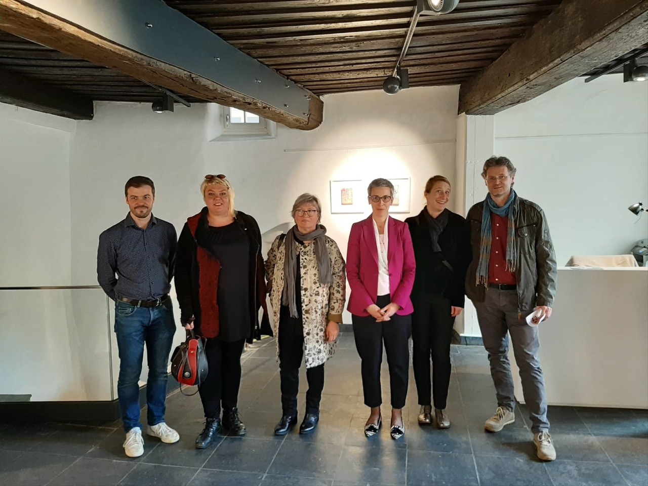 Sam Tanson, entourée (de g. à dr.) par Vincent Wilwers, artiste, Anne Lindner, artiste, Doris Becker, artiste, Birgit Thalau, artiste et Guy Bollendorf, artiste