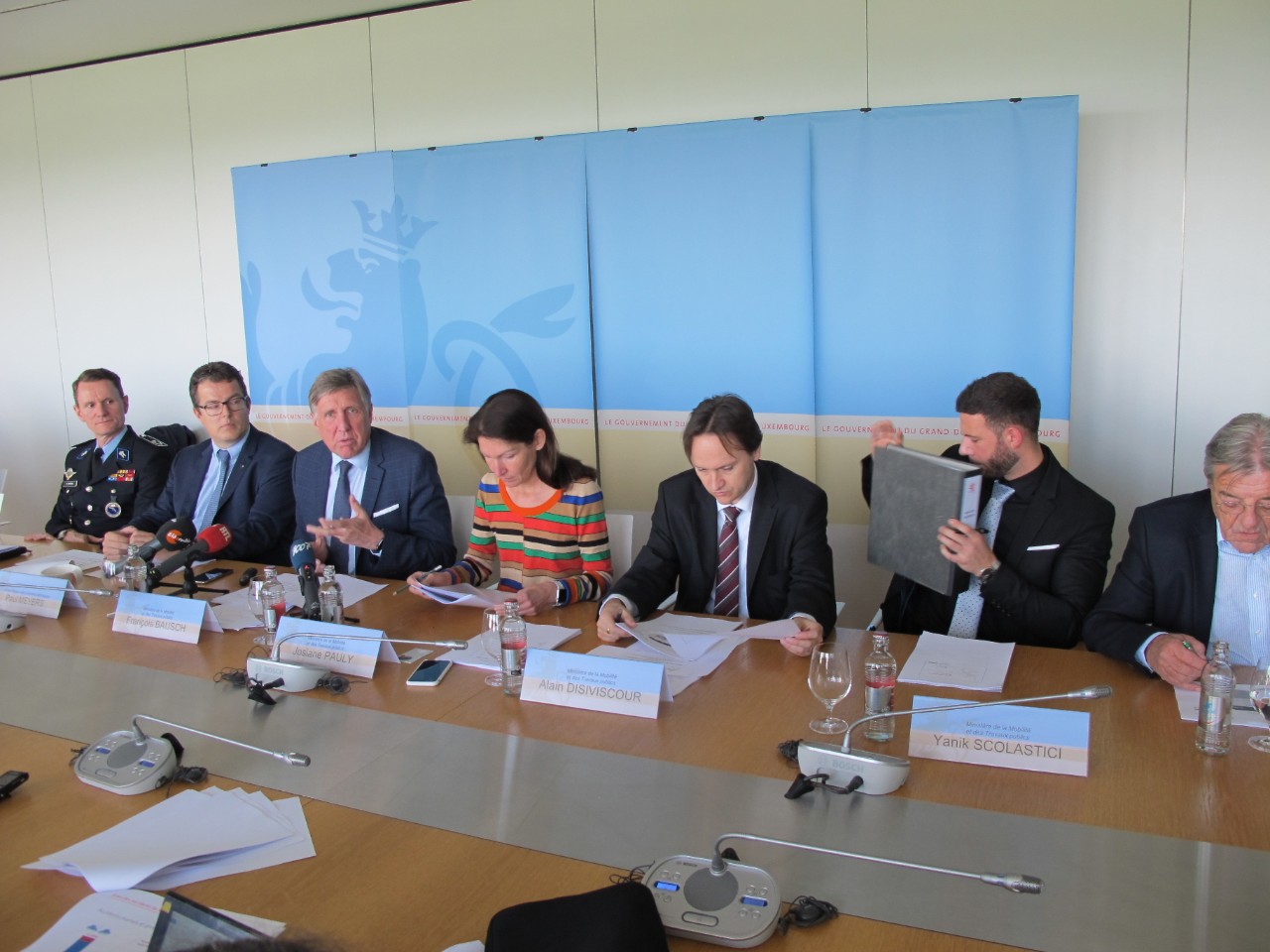 François Bausch, entouré (de g. à dr.) par Pascal Peters, Police Lëtzebuerg, Paul Meyers, Administration des enquêtes technique, Josiane Pauly, ministère de la Mobilité et des Travaux publics, Alain Disiviscour, ministère de la Mobilité et des Travaux publics et Yanik Scolastici, ministère de la Mobilité et des Travaux publics