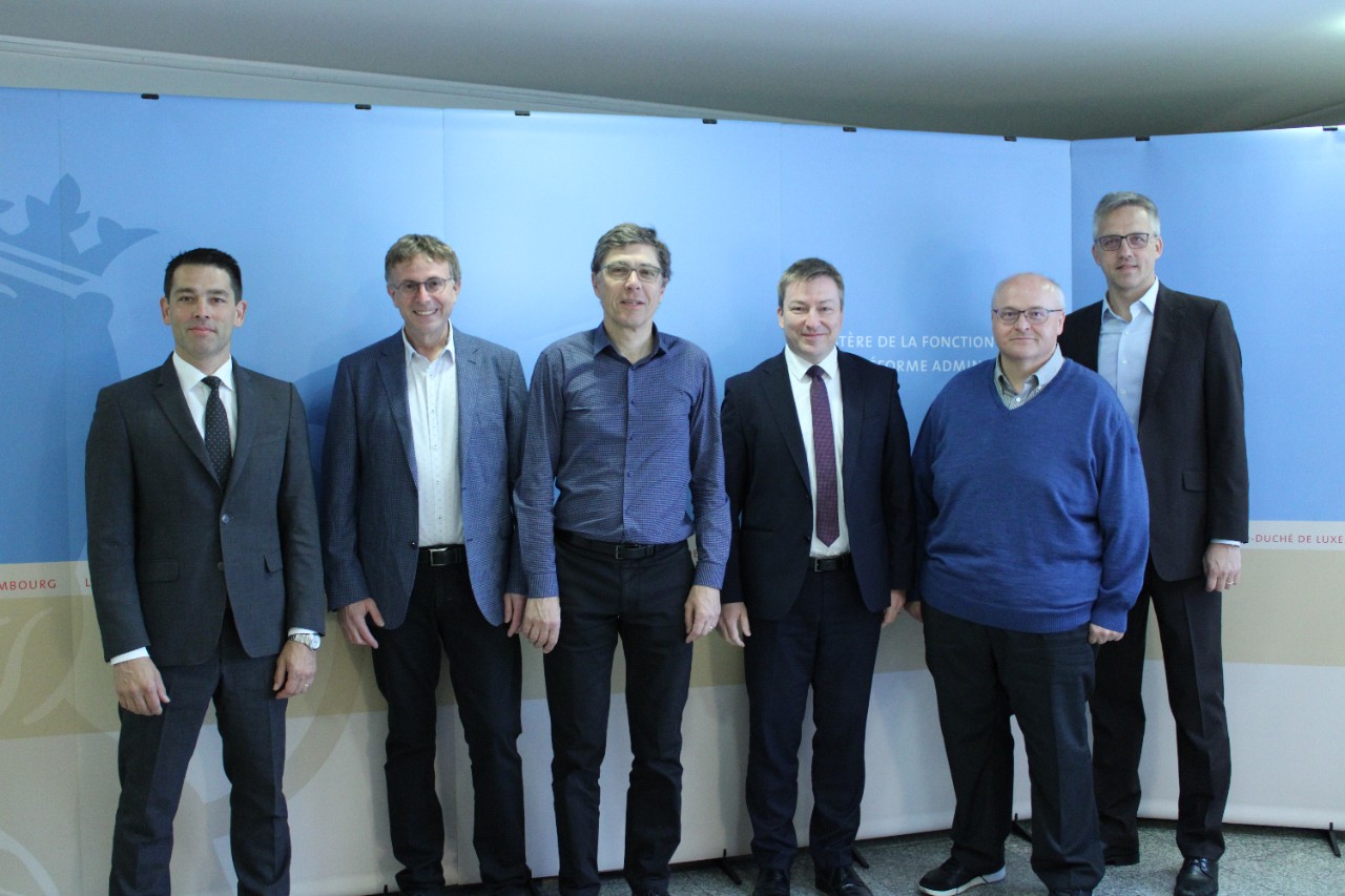 (de g. à dr.) Patrick Houtsch, directeur du CTIE ; Claude Belche, responsable du groupe de travail Guide Urbanisme ; Jos Dell, président de l’OAI ; Marc Hansen, ministre délégué à la Digitalisation ; Pierre Hurt, directeur de l’OAI ; Gaston Schmit, premier conseiller de gouvernement au ministère de la Digitalisation