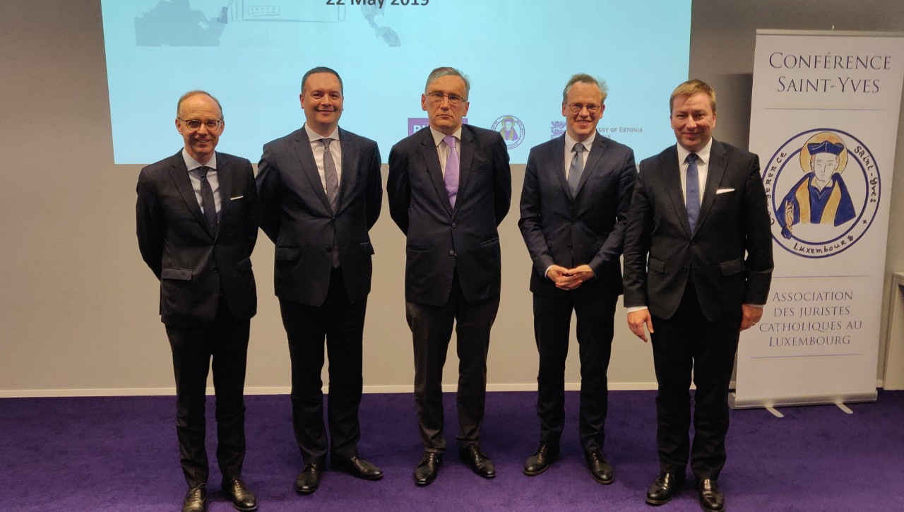 (de dr. à g.) Marc Hansen, ministre délégué à la Digitalisation; William Lindsay Simpson de la Conférence Saint-Yves; Juhan Parts, ancien Premier ministre estonien et membre de la Cour des comptes européenne; Toomas Tirs, ambassadeur de l’Estonie à Bruxelles; Luc Frieden, président du Conseil d’administration de la BIL