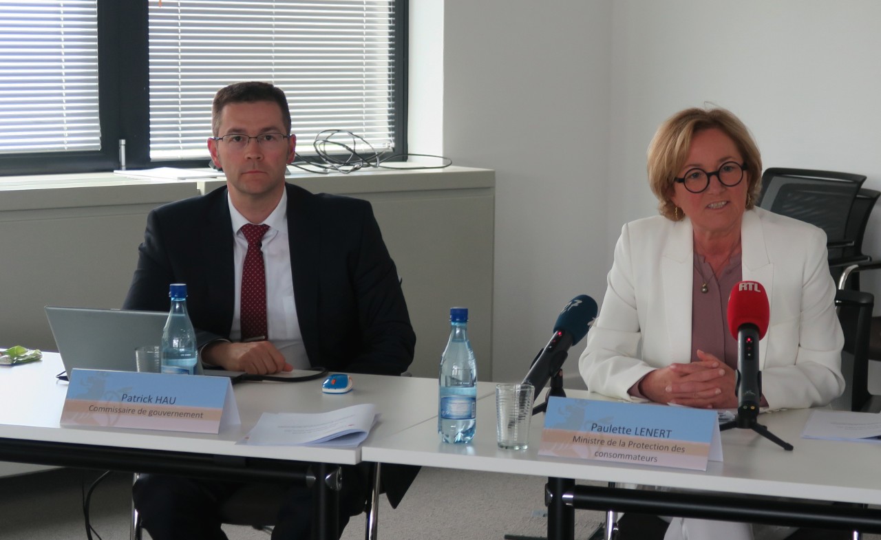 (de dr. à g.) Paulette Lenert et Patrick Hau, commissaire de gouvernement lors de la conférence de presse 