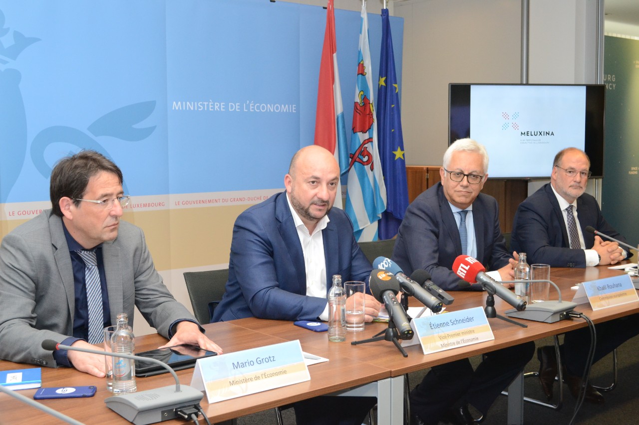 Étienne Schneider lors de la conférence de presse avec à sa gauche Khalil Rouhana, directeur général adjoint de la Direction générale des réseaux de communication, du contenu et des technologies à la Commission européenne et Roger Lampach, CEO LuxConnect. 