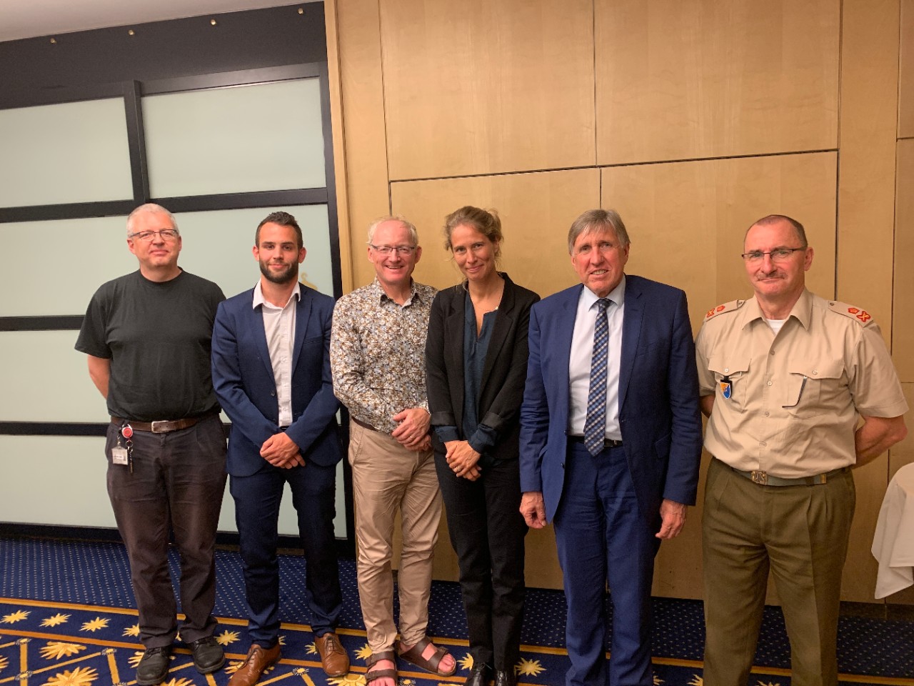 (de g. à dr.) Leon van der Torre; Willem Staes, représentant de la Campagne contre les robots tueurs; Toby Walsh, expert en intelligence artificielle; Roos Boer, représentant de la Campagne contre les robots tueurs; François Bausch, ministre de la Défense; général Alain Duschène, chef d’état-major de l’armée