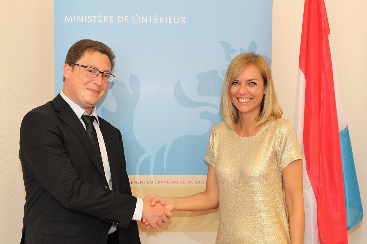 Taina Bofferding et Frank Conrad, bourgmestre de Helperknap