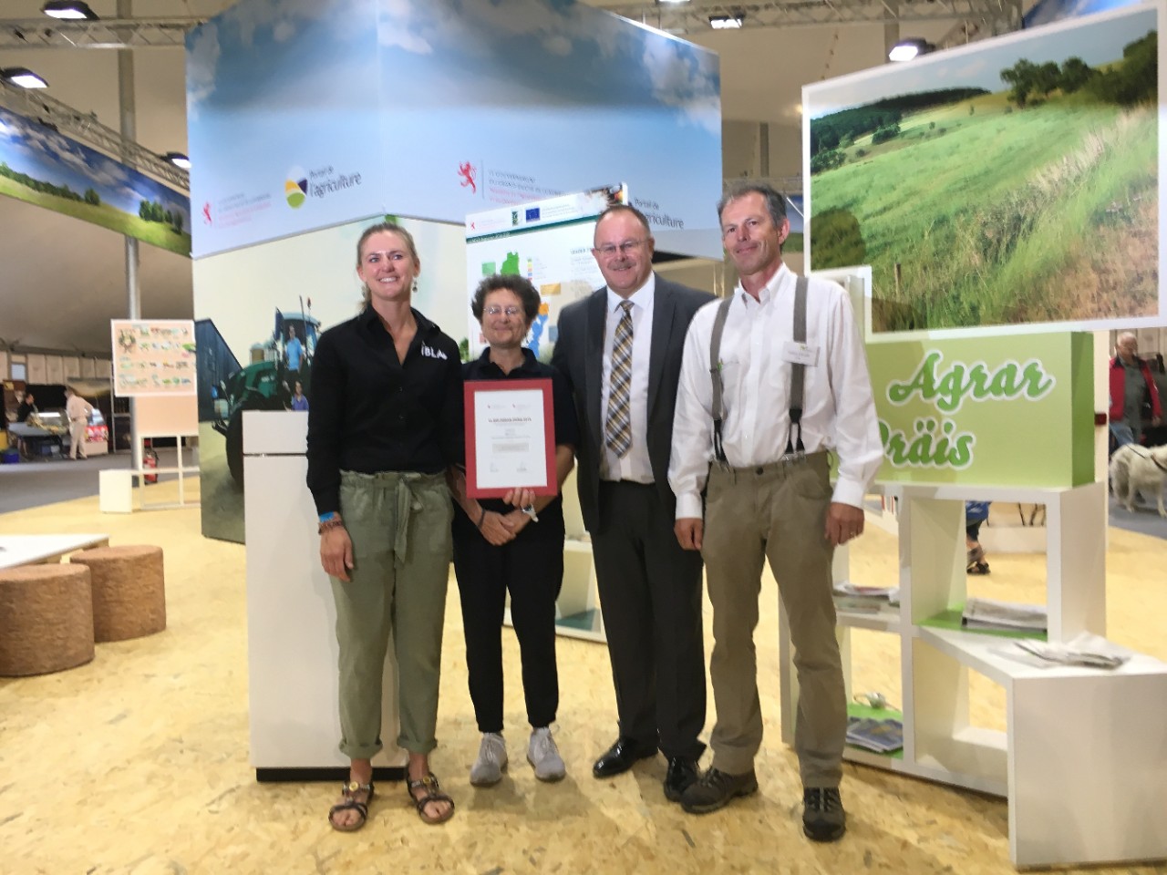 (de g. à  dr.) Steffi Zimmer (directrice de IBLA), Monique Decker (Administration des services techniques de l’agriculture), Romain Schneider, Claude Felten (président de IBLA)