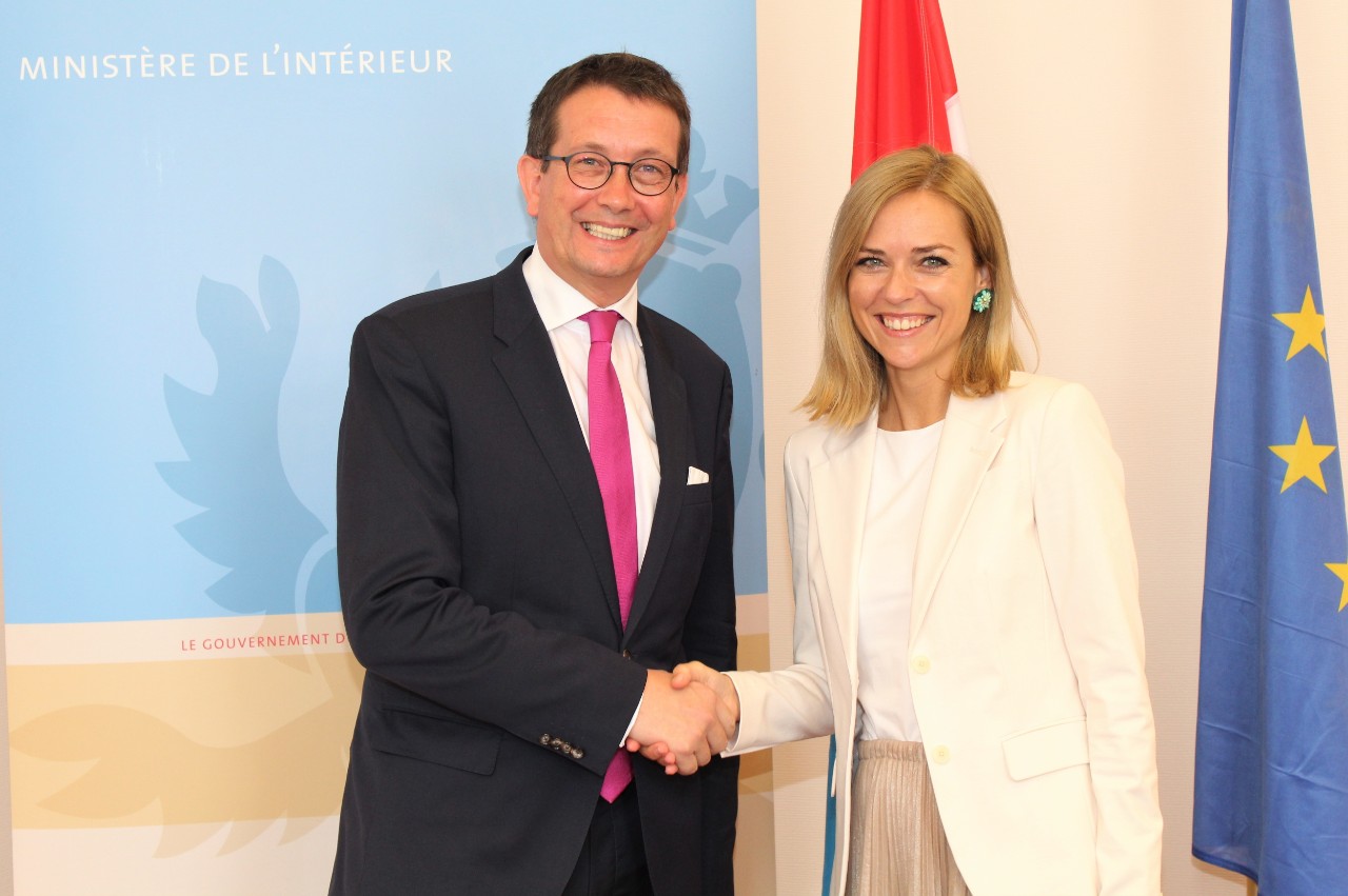 Taina Bofferding lors de l'assermentation de Maurice Bauer, échevin de la Ville de Luxembourg