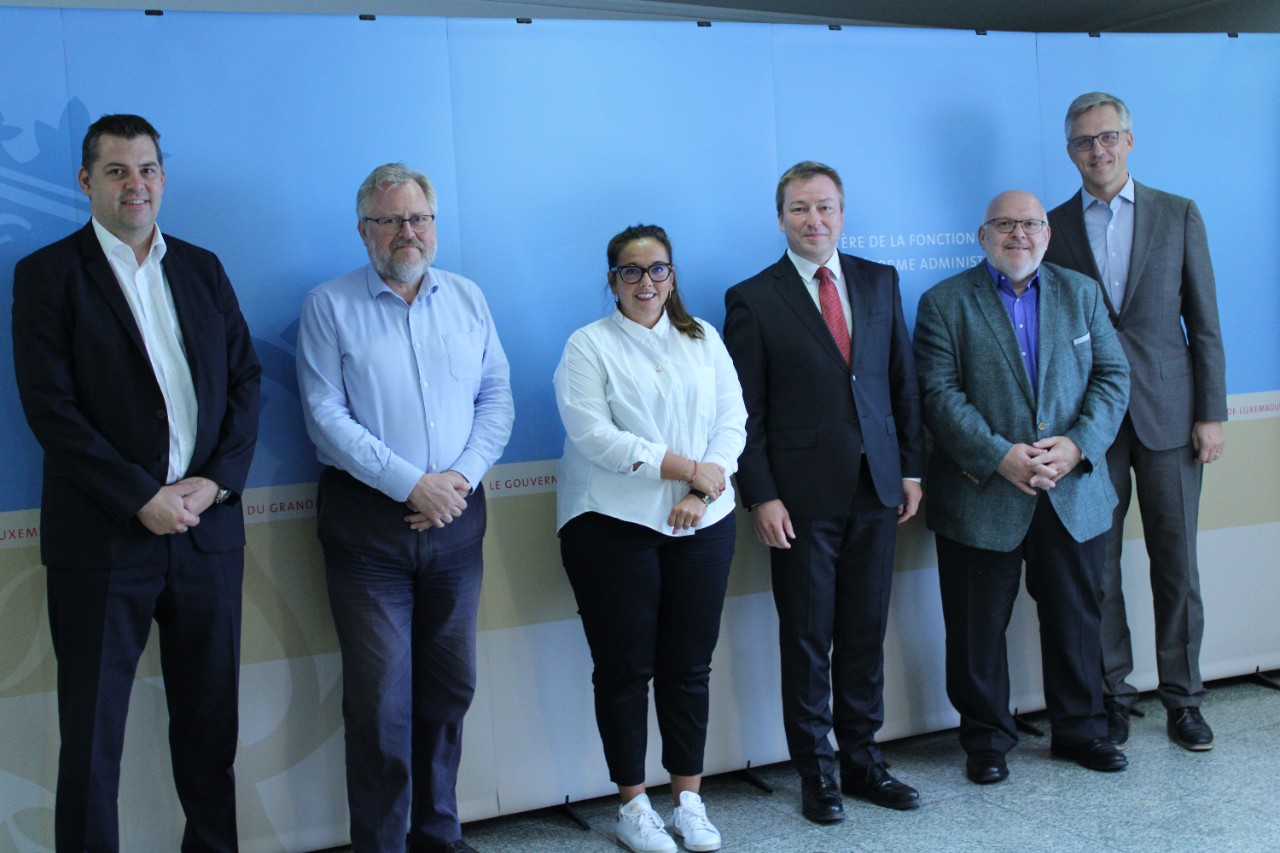 (de g. à dr.) Sylvain Hoffmann, directeur; Jean-Claude Reding, vice-président; Nora Back, présidente; Marc Hansen, ministre délégué à la Digitalisation; Patrick Dury, vice-président, et Gaston Schmit, Premier conseiller de gouvernement au ministère de la Digitalisation