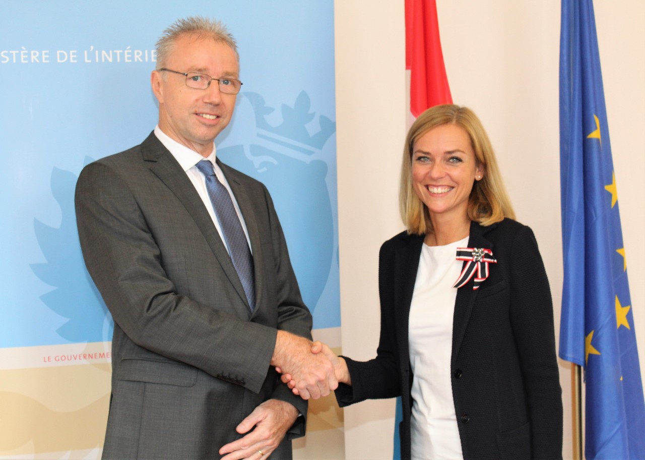 Taina Bofferding, ministre de l'Intérieur, avec le nouvel échevin de la commune Préizerdall, Marc Rehlinger