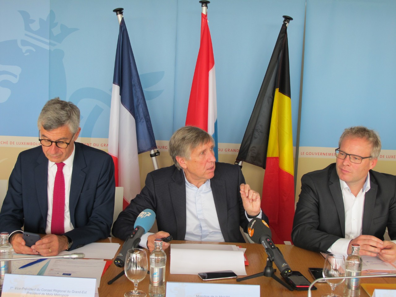 Jean-Luc Bohl, 1er Vice-Président du Conseil Régional du Grand-Est, Président de Metz Métropole, François Bausch, ministre de la Mobilité et des Travaux publics et Philippe Henry, ministre en charge du Climat, de la Mobilité, des Infrastructures et de l'Énergie, lors de la présentation du projet MMUST