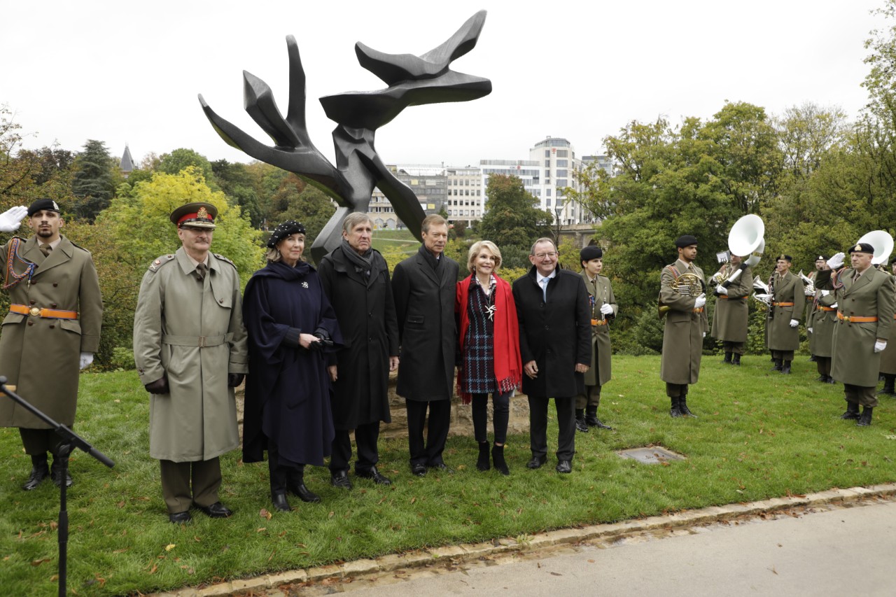 S.A.R. le Grand-Duc et François Bausch devant le monument
