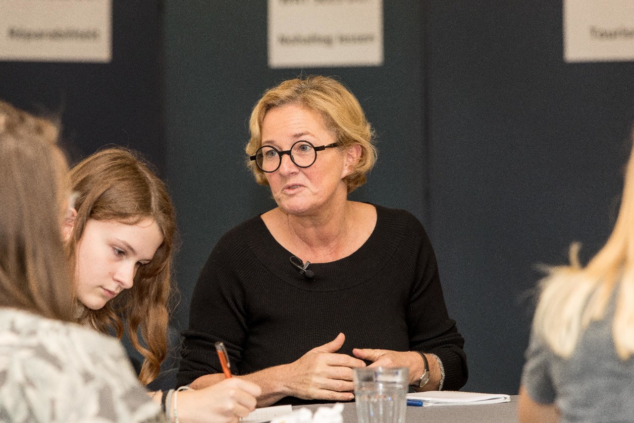 Paulette Lenert en discussion avec les jeunes