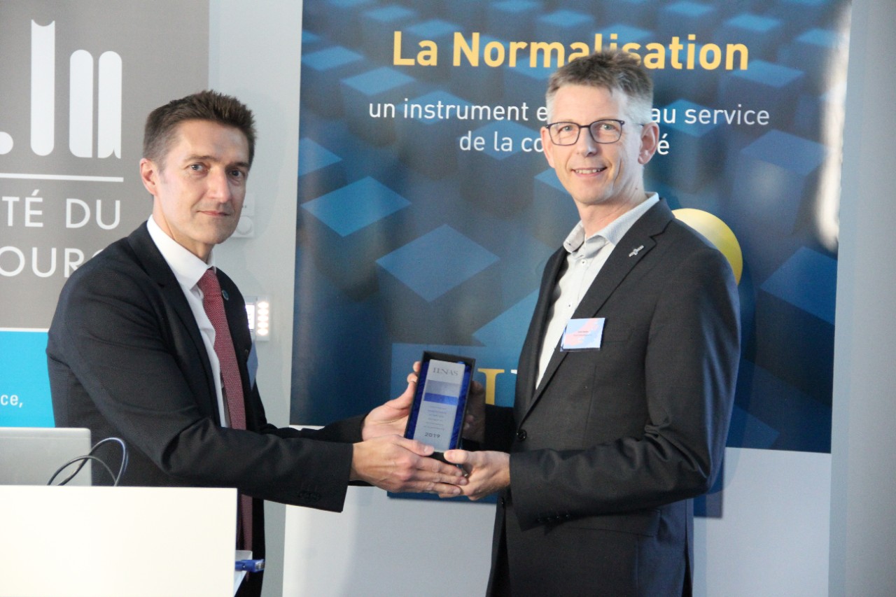 Remise du trophée "Délégué national en normalisation" à Carlo Harpes