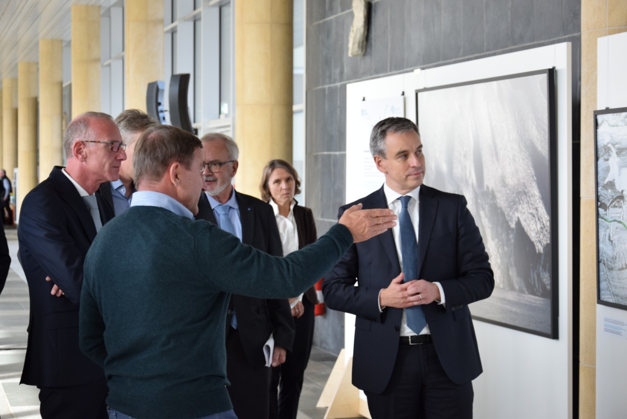 Le ministre de l'Éducation nationale, de l'Enfance et de la Jeunesse, Claude Meisch, avec le directeur de l'Athénée, Claude Heiser, le photographe Philippe Bourseiller et le président de la BEI, Werner Hoyer