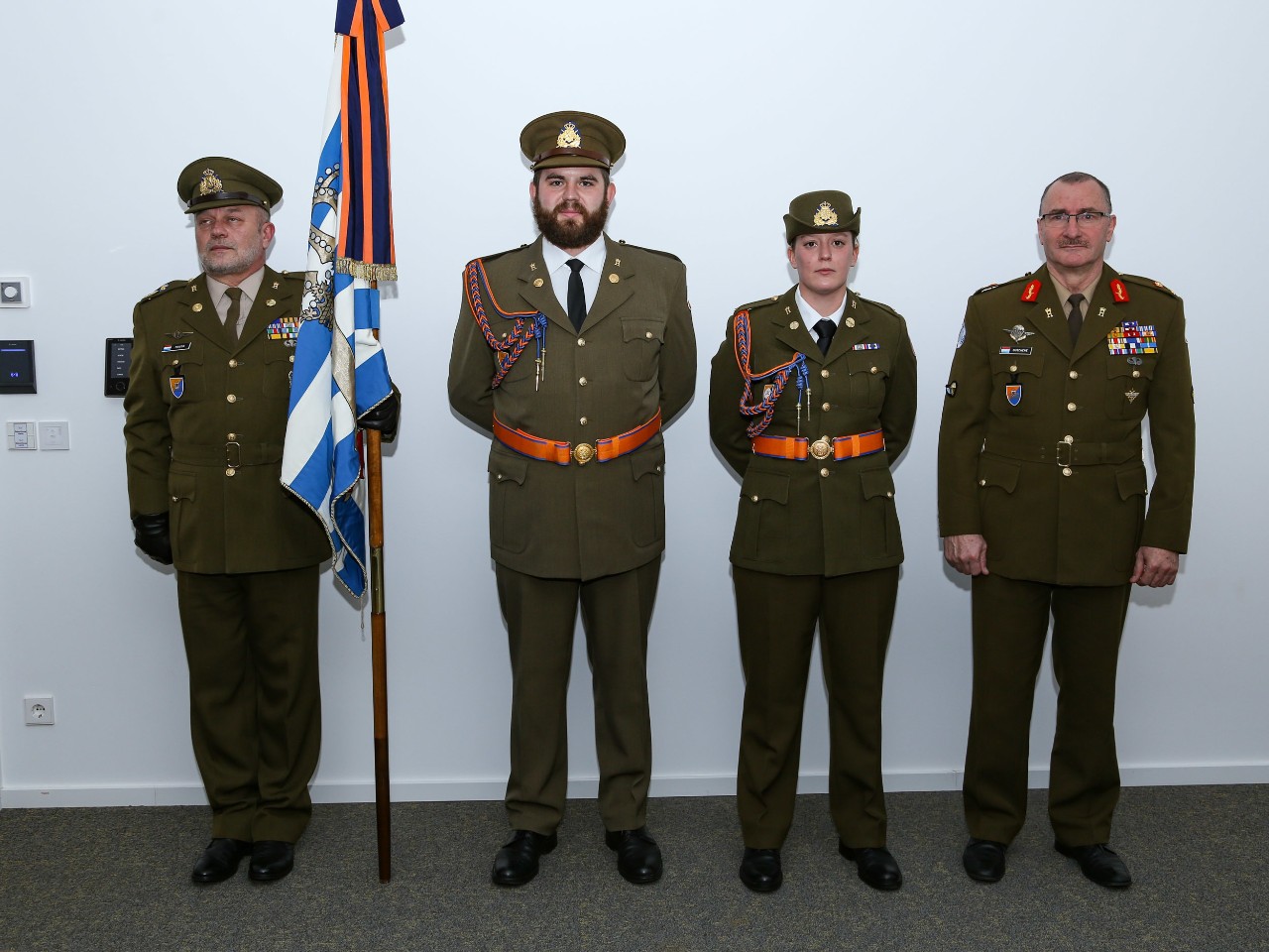 (de g. à dr.) adjudant-major Paul Reiser, adjudant de corps de l'armée général; les deux sous-officiers; général Alain Duschène, chef d'état-major de l'armée