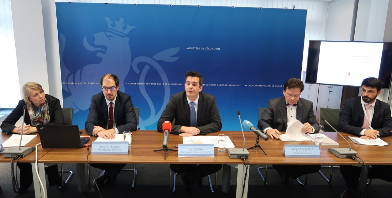 (de g. à dr.) Martine Hildgen, ministère de l'Économie; Pierre Thielen, ministère de l'Économie; Lex Delles, ministre des Classes moyennes; Serge Allegrezza, directeur du Statec et chargé de la direction de l'Observatoire de la compétitivité; n.c.