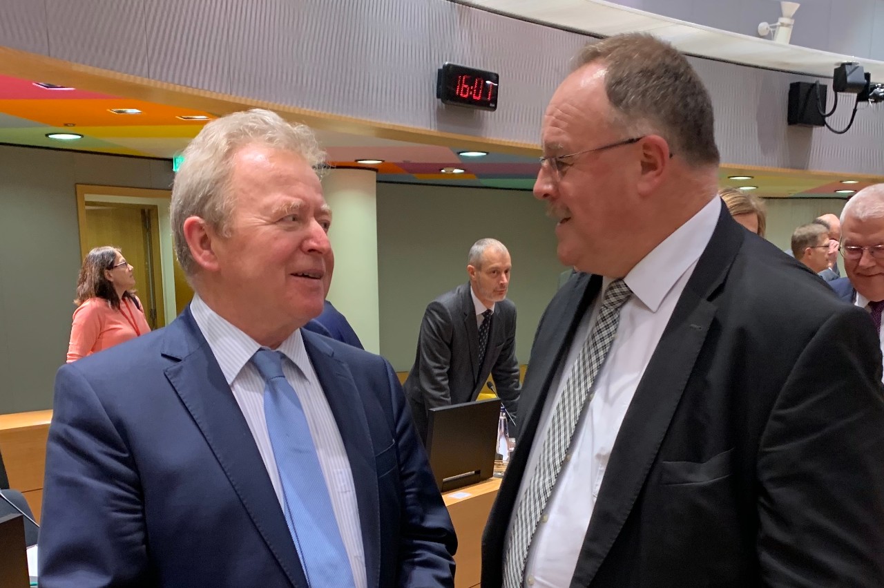 (de g. à dr.) M. Janusz Wojciechowski, Commissaire européen à l'agriculture, et M. Romain Schneider, ministre de l'Agriculture, de la Viticulture et du Développement rural