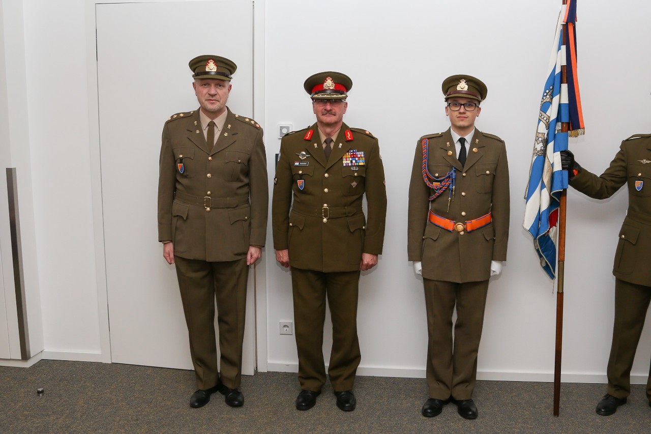(de g. à dr.) lieutenant-colonel Jean-Claude Braun, chef de la Musique militaire; général Alain Duschène, chef d’état-major de l’armée ; le sous-officier