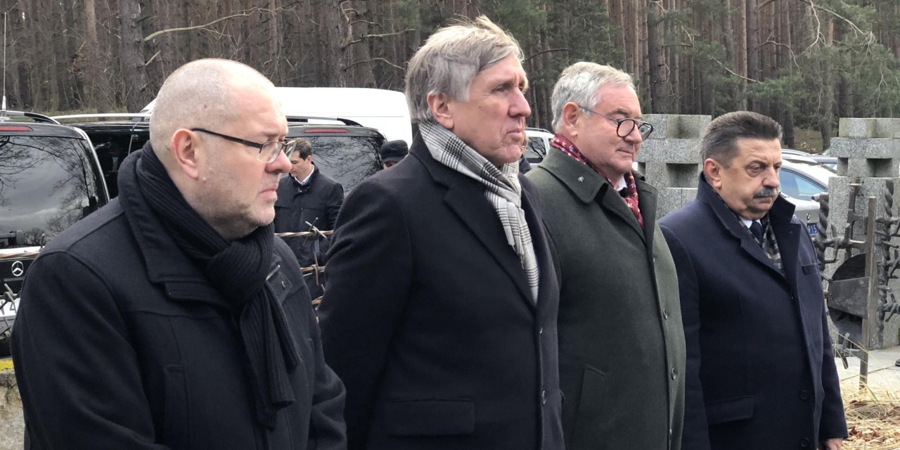 (de g. à dr.) Conrad Bruch, ambassadeur du Luxembourg en République de Pologne; François Bausch, Vice-Premier ministre, ministre de la Défense; Paweł Kuraszkiewicz, consul honoraire à Poznań; Janusz Krzyśkow, maire de Słońsk