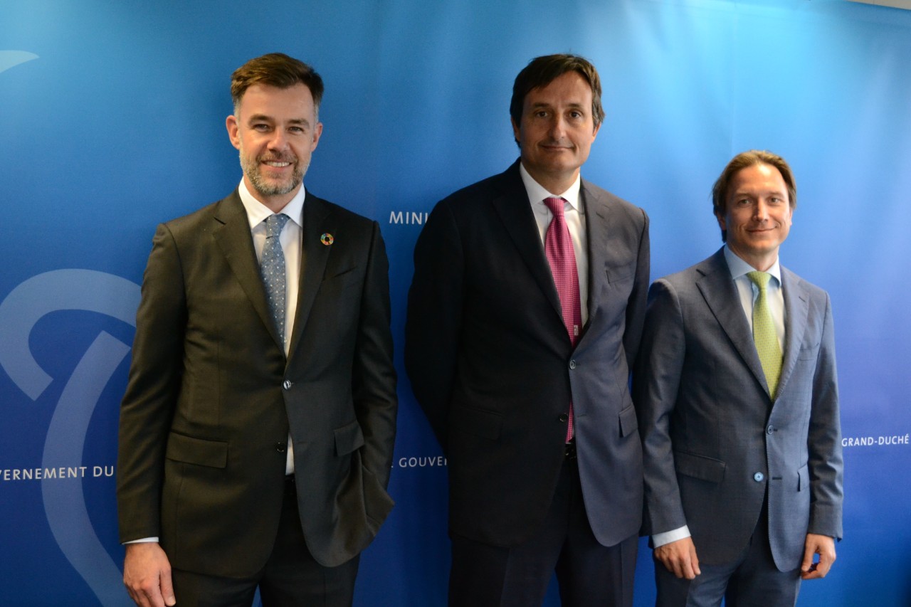 (de g. à dr.) Franz Fayot, ministre de l'Économie; Nicolas Buck, président de l'Union des entreprises luxembourgeoises (UEL); Jean-Paul Olinger, directeur de l'Union des entreprises luxembourgeoises (UEL)
