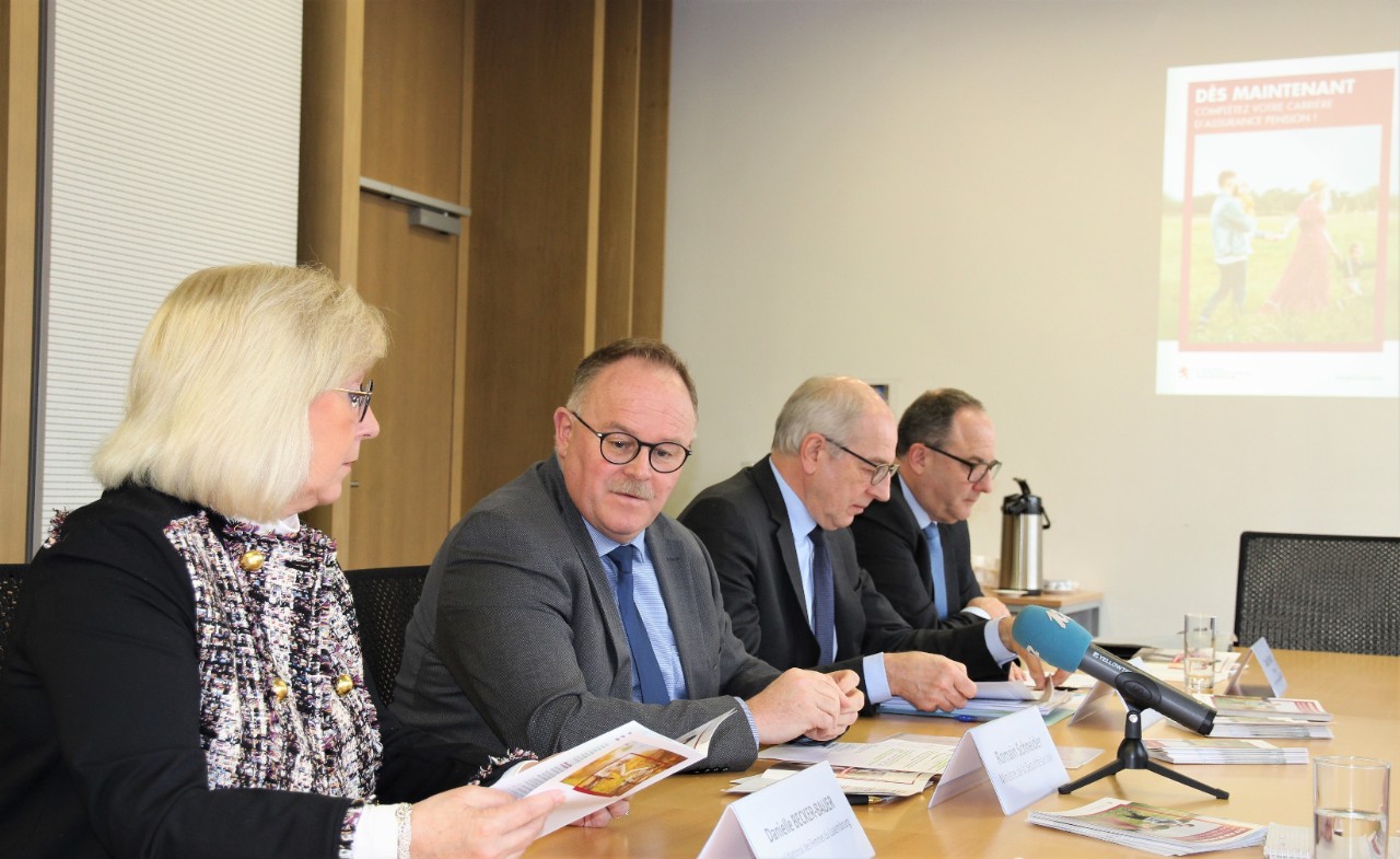 (de g. à dr.) Danielle Becker-Bauer, présidente du CNFL; Romain Schneider, ministre de la Sécurité sociale; Fernand Lepage, président de la CNAP; Claude Seywert, président du CCSS