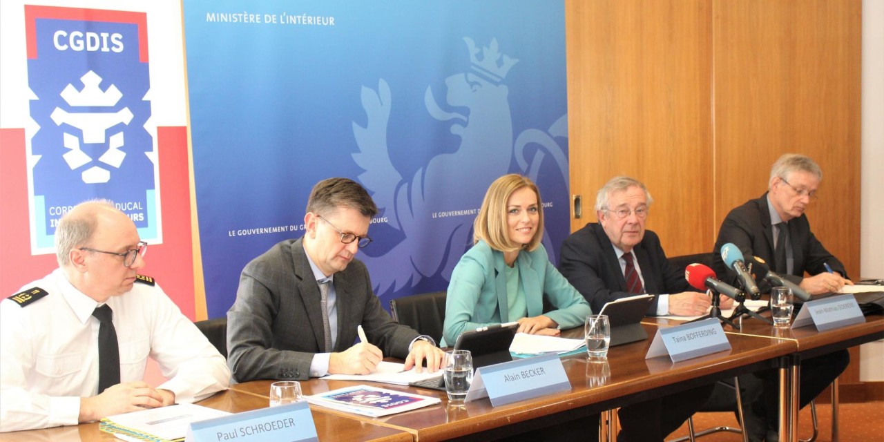 (de g. à dr.) Paul Schroeder, CGDIS ; Alain Becker, ministère de l'Intérieur ; Taina Bofferding, ministre de l'Intérieur ; Jean-Mathias Goerens, expert consultant ; Franz-Josef Molitor, expert consultant