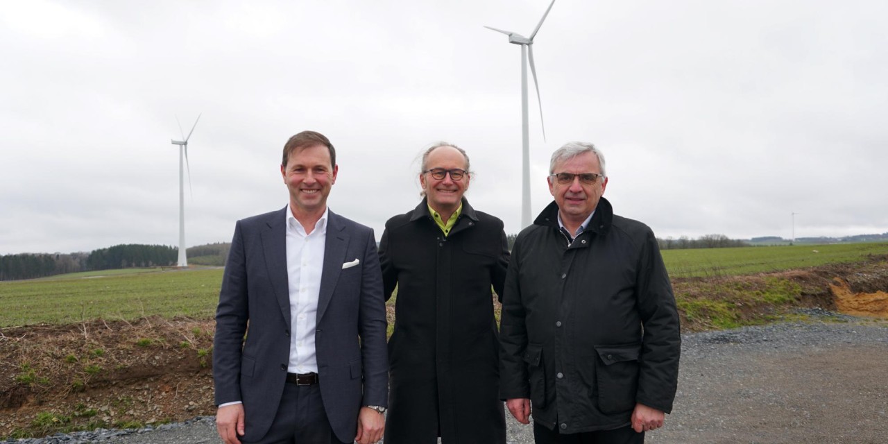Claude Turmes avec Claude Boever, directeur de la société PW34 SARL et Marcel Thommes, bourgmestre de Wincrange