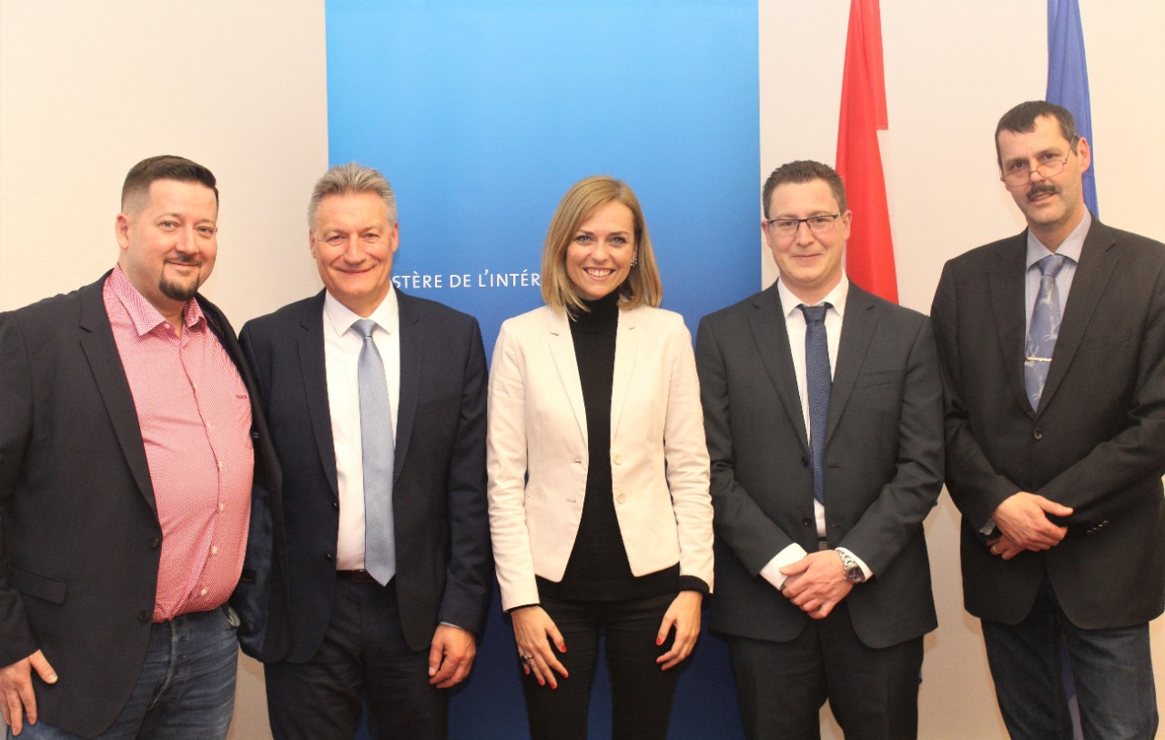 (de g. à dr.) Jean-Claude Bisenius, Joske Vosman, Helperknapp; Taina Bofferding, ministre de l'Intérieur; Frank Conrad, Henri Noesen, Helperknapp