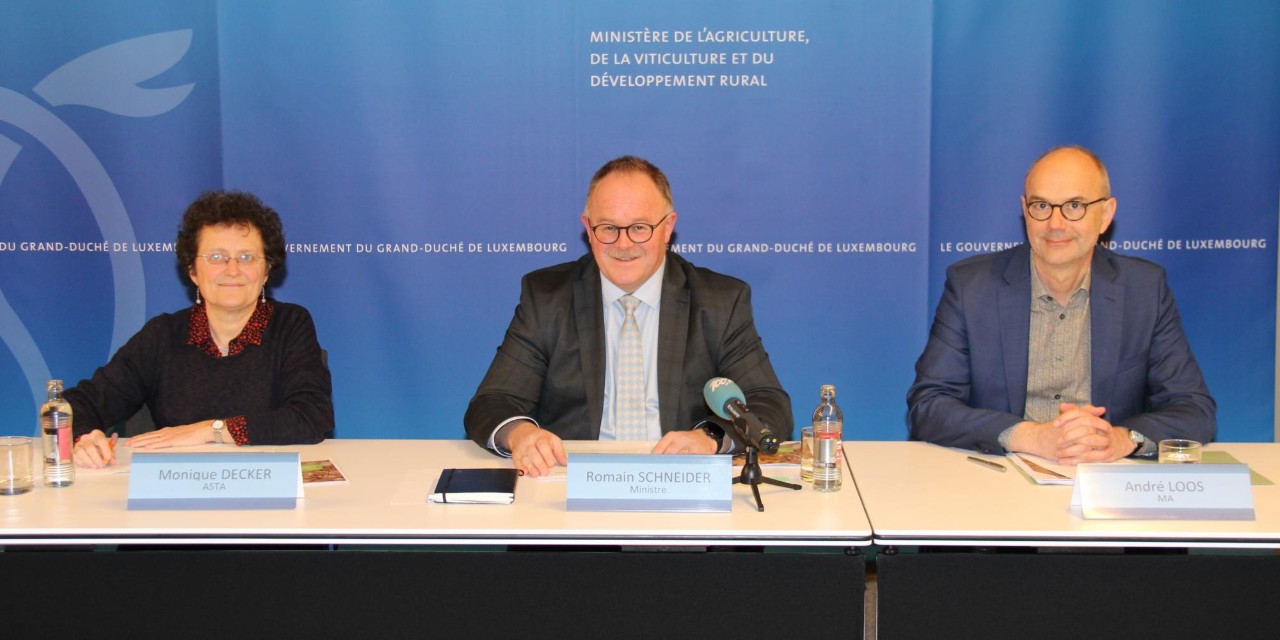 (de g. à dr.) Monique Decker, chef du Service de la protection des végétaux - ASTA; Romain Schneider, ministre de l'Agriculture, de la Viticulture et du Développement rural; André Loos, premier conseiller au ministère de l'Agriculture, de la Viticulture et du Développement rural