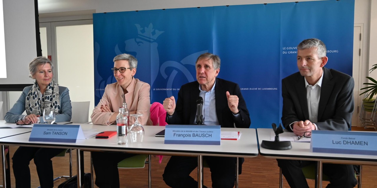 François Bausch et Sam Tanson, entourés de Josée Kirps, directrice des Archives nationales et Luc Dhamen, directeur du Fonds Belval, lors de la conférence de presse