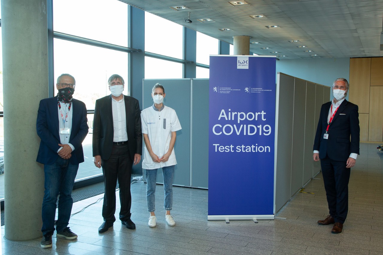 François Bausch, 2e de droite, au stand de testing à l'aérogare de Luxembourg.