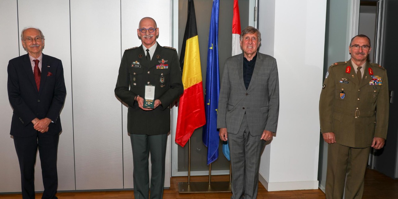 François Bausch lors de la remise de commandeur dans l’ordre de la Couronne de chêne au général Marc Compernol, chef de la Défense belge, en présence de S.E.M. Jean-Louis Six, ambassadeur du royaume de Belgique au Grand-Duché de Luxembourg et du général Alain Duschène, chef d’état-major de l’Armée