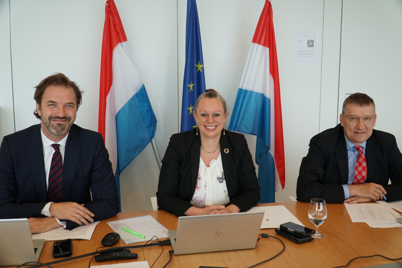 (de g. à dr.) Thomas Schoos, conseiller de gouvernement, MECDD ; Carole Dieschbourg, ministre de l'Environnement, du Climat et du Développement durable ; André Weidenhaupt, Premier conseiller de gouvernement, MECDD