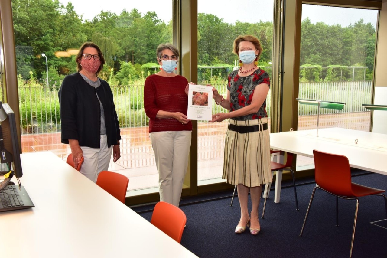(de g. à dr.) Dominique Faber, petite-nièce d’Anne Beffort ; Monique Kieffer, directrice de la Bibliothèque nationale du Luxembourg ; Claudine Als, présidente de l’asbl Patrimoine Roses pour le Luxembourg