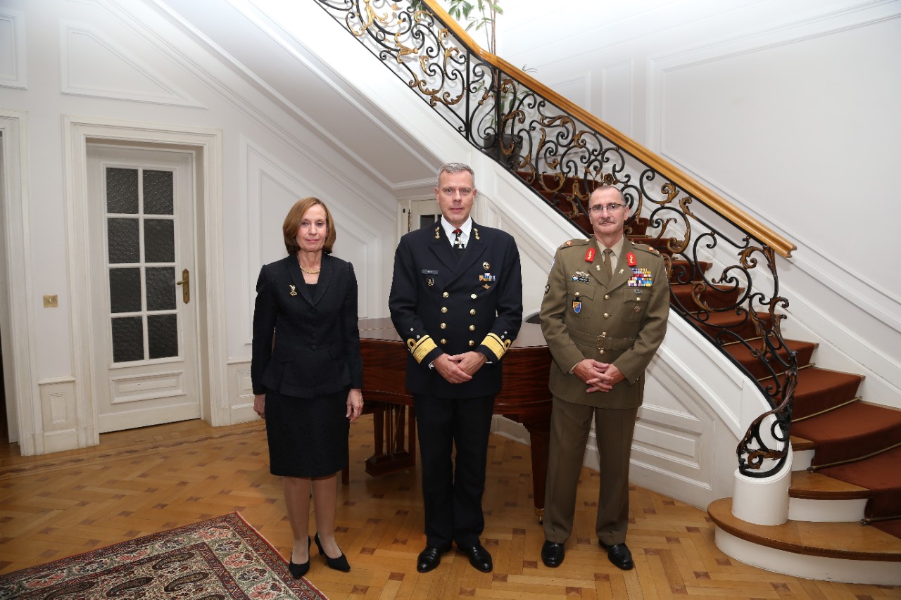 (de g. à dr.) S.E. Arlette Conzemius, ambassadrice du Luxembourg à Bruxelles ; amiral Rob Bauer, chef de la Défense des Pays-Bas ; général Alain Duschène, chef d’état-major de l’armée