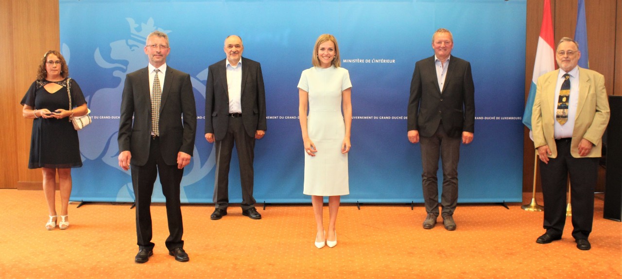 (de g. à dr.) Fatima Peneda, ministère de l'Intérieur ; Jean-Pierre Schmit, Aernzdallgemeng ; Jean-Paul Weydert, Mamer ; Taina Bofferding, ministre de l'Intérieur ; Frank Arndt, Ville de Wiltz ; Servais Quintus, Mondercange