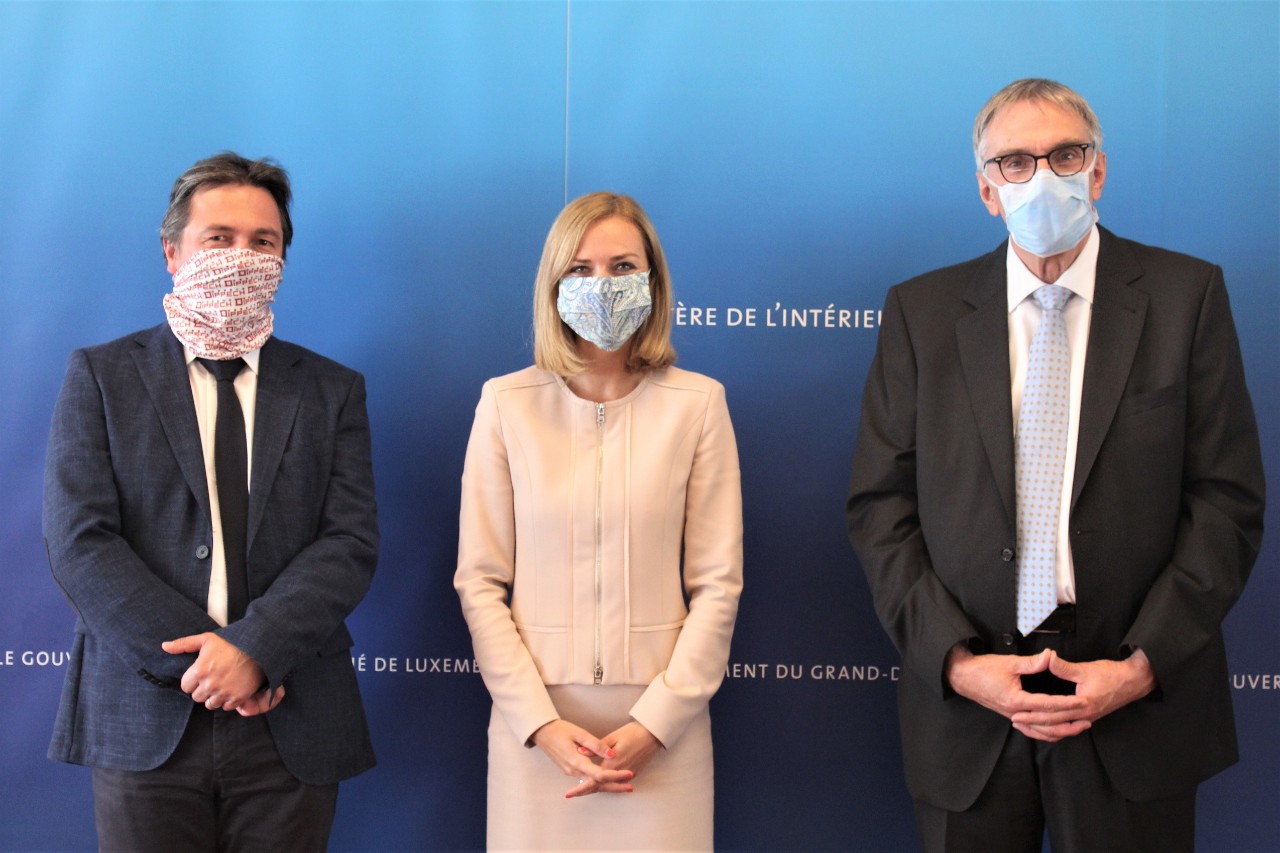 (de g. à dr.) Philippe Meyers, échevin de la commune de Dippach; Taina Bofferding, ministre de l'Intérieur; Paul Solvi,  échevin de la Ville d'Ettelbruck