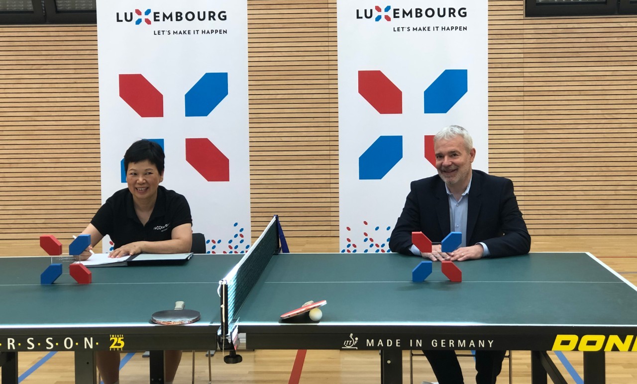 Signature par le ministre des Sports d'une convention avec Ni Xia Lian, joueuse de tennis de table
