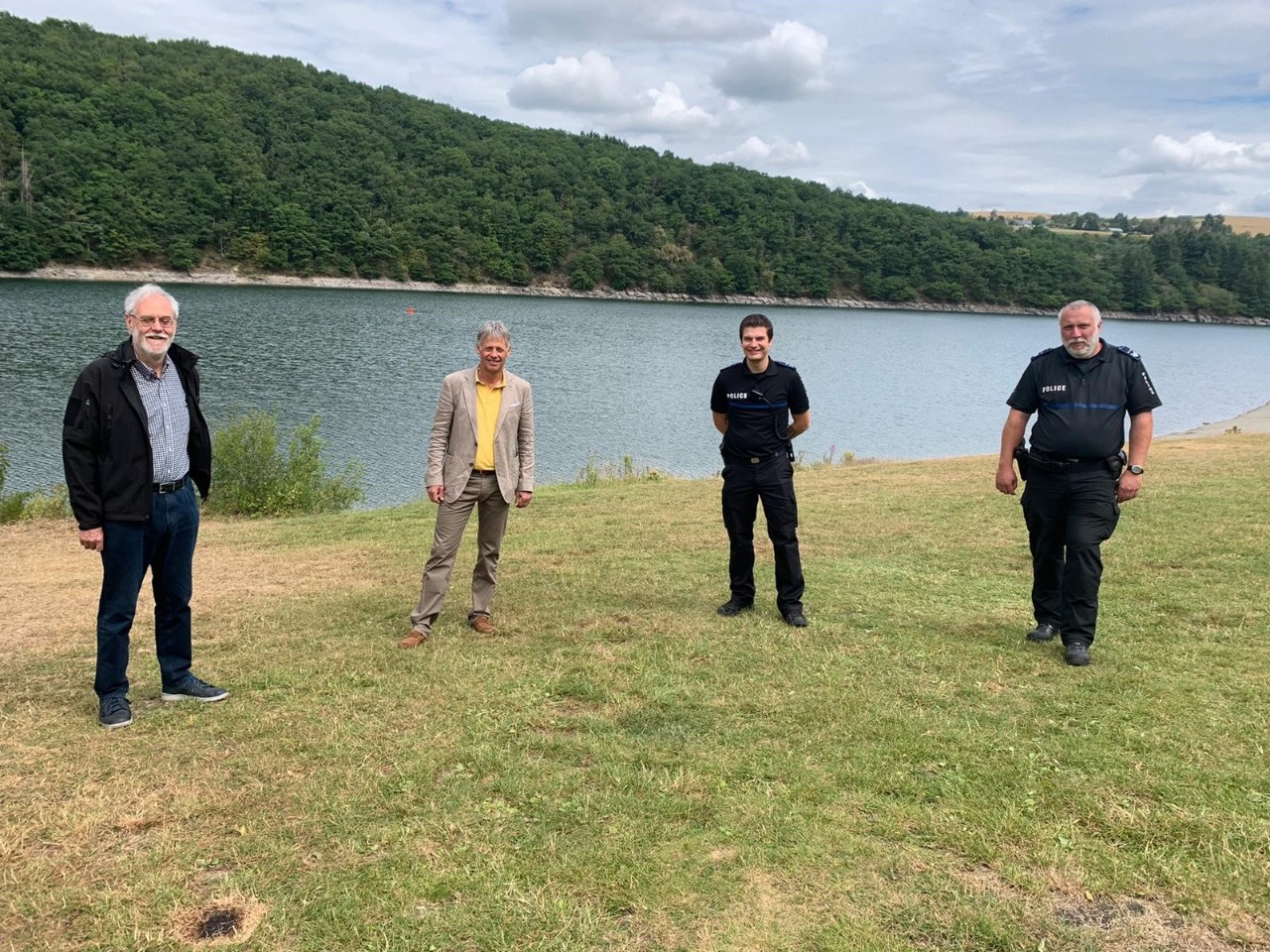 (de g. à dr.) Marco Schank, bourgmestre de la commune d’Esch-sur-Sûre ; Henri Kox, ministre de la Sécurité intérieure ; Thierry Jacobs, directeur régional de la région de police "Nord" (ff) ;  Jean-Pierre Kayser, chef du commissariat de police Turelbaach