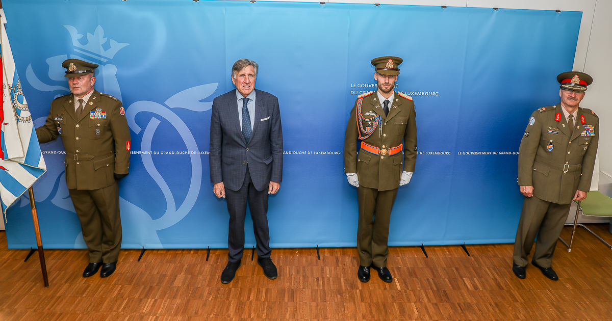 (de g. à dr.) adjudant-major Paul Reiser, adjudant de corps de l'armée ; François Bausch, ministre de la Défense ; n.c. ; général Alain Duschène, chef d’état-major de l’armée
