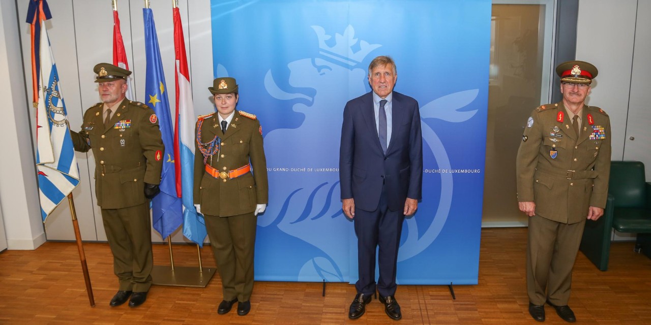 (de g. à dr.) adjudant-major Paul Reiser, adjudant de corps de l'armée; n.c. ; François Bausch, ministre de la Défense; général Alain Duschène, chef d'état-major de l'armée