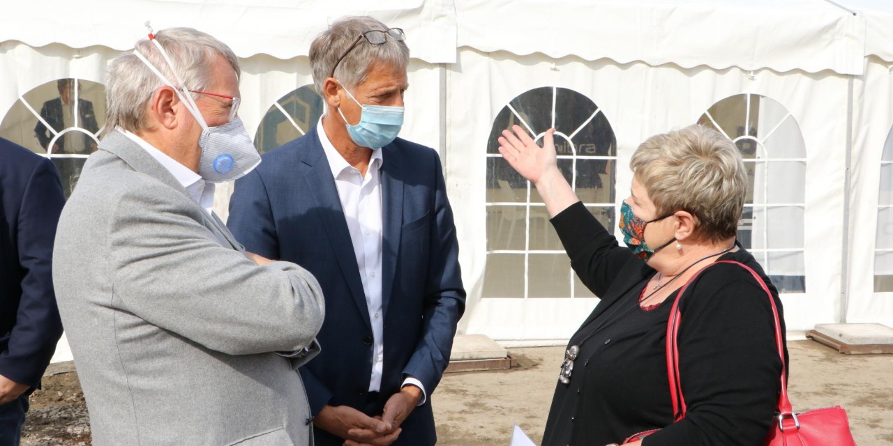 Pose de la première pierre du projet immobilier "Gravity" à Differdange en présence de Henri Kox, ministre du Logement (milieu) et  om Ulveling, Ville de Differdange  (g.) et Christiane Brassel-Rausch, bourgmestre de la Ville de Differdange (dr.)