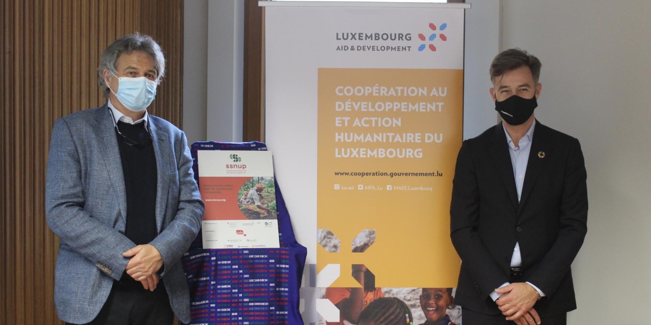 (de g. à dr.) Patrick Losch, vice-président de l'ADA; Franz Fayot, ministre de la Coopération et de l'Action humanitaire