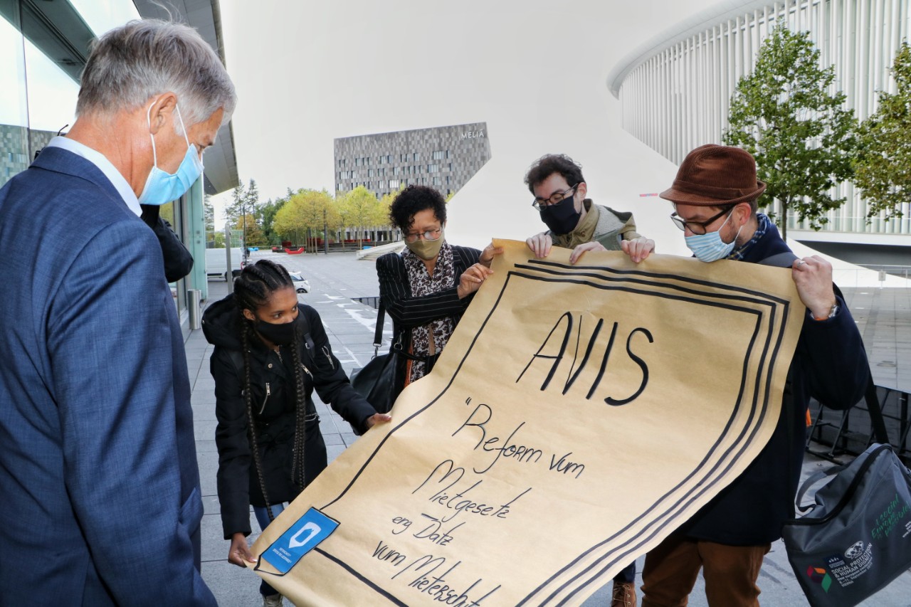(de g. à dr.) Henri Kox, ministre du Logement ; resprésentants du Mieterschutzverbund