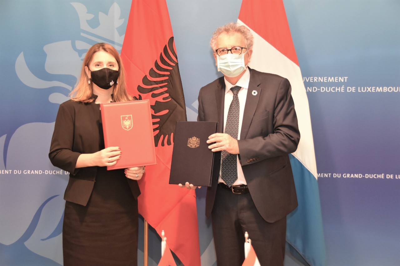 (de g. à dr.) Suela Janina, ambassadeur de l'Albanie ; Pierre Gramegna, ministre des Finances