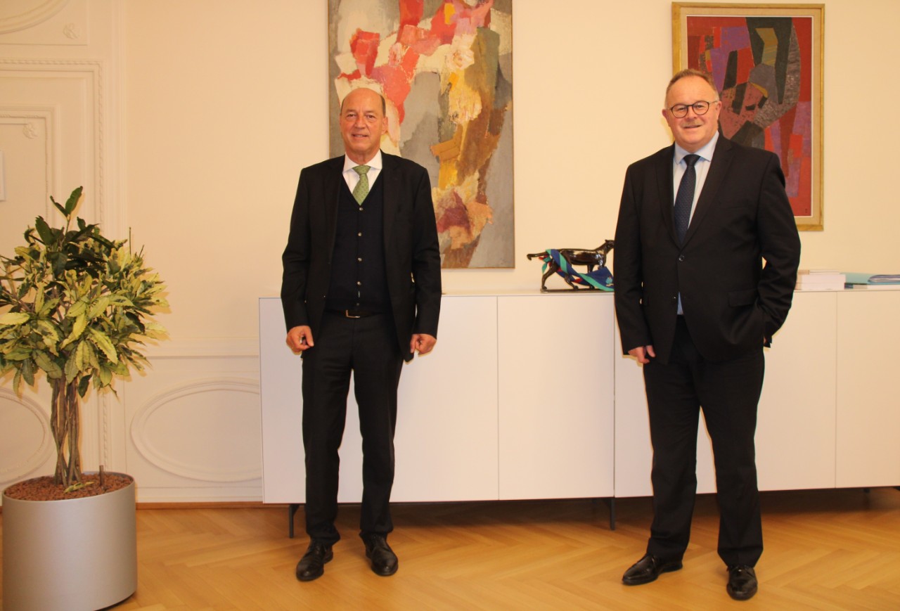 (de g. à dr.) S.E.M. Ullrich Wilhelm Klöckner, ambassadeur de la République fédérale d'Allemagne ; Romain Schneider, ministre de l'Agriculture, de la Viticulture et du Développement rural