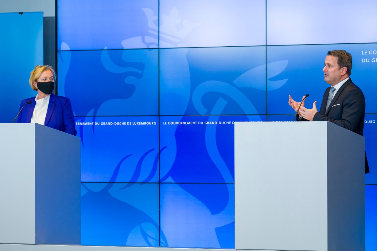 (de g. à dr.) Paulette Lenert, ministre de la Santé ; Xavier Bettel, Premier ministre, ministre d'État